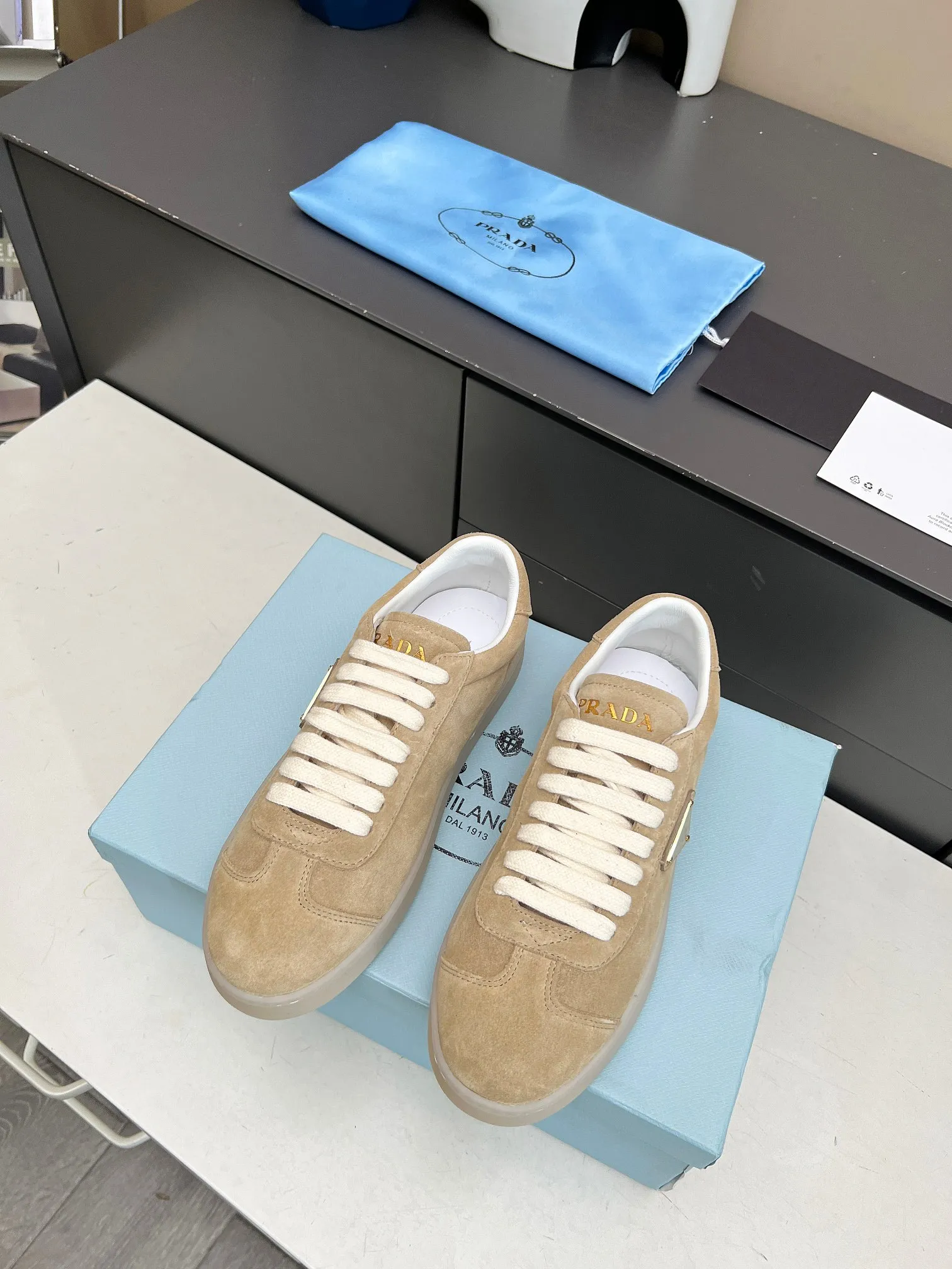 👟👟Ex-factory price 480👟👟 2024 Prada/Prada "couples" metal logo decorated Lane leather sneakers. This sneaker is fashionable and simple, showing the full integration of minimalist style and sports personality. Easy to wear and durable, artistic retro style. Leather material: original imported cowhide. Lining: sheepskin lining. Shoe logo: enamel-coated triangular metal logo. Size: 35-45 (female 41, male 45, custom-made, non-returnable).